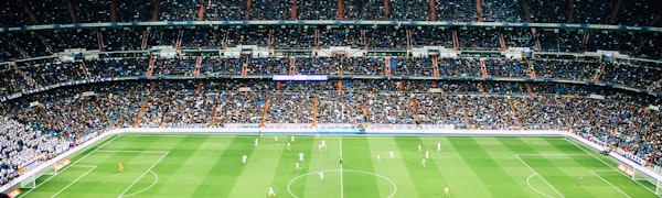 主教练在新闻发布会回答记者提问的资讯图片