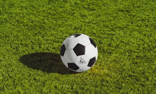 世界杯决赛阶段精彩比赛直播画面 - 球员激烈拼抢瞬间