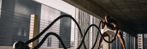 本届世界杯射手榜榜首球员庆祝进球的精彩瞬间